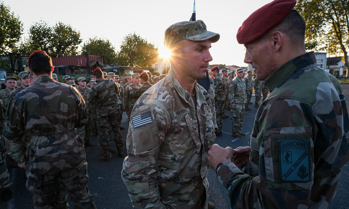 Castres, 2020. Un officier français décore un soldat américain à l'issue de l'exercice Eagle. Photo : Fred Marie / Défense Zone