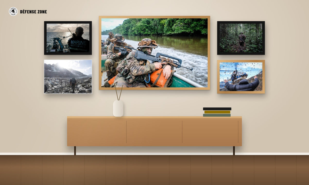 Mur de posters Défense Zone encadrés au-dessus d'un buffet