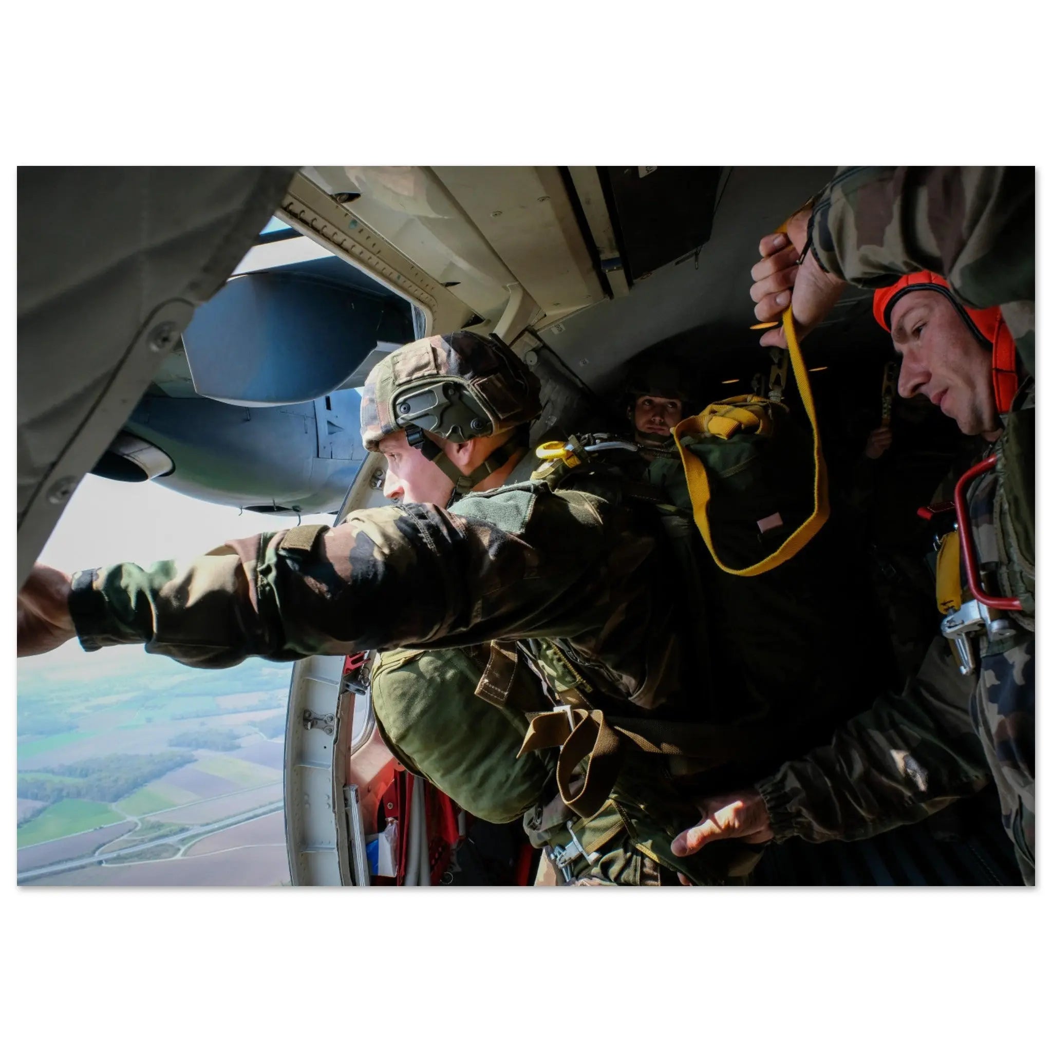 Poster Photo - Un parachutiste saute depuis un avion Casa CN-235 defense-zone.com