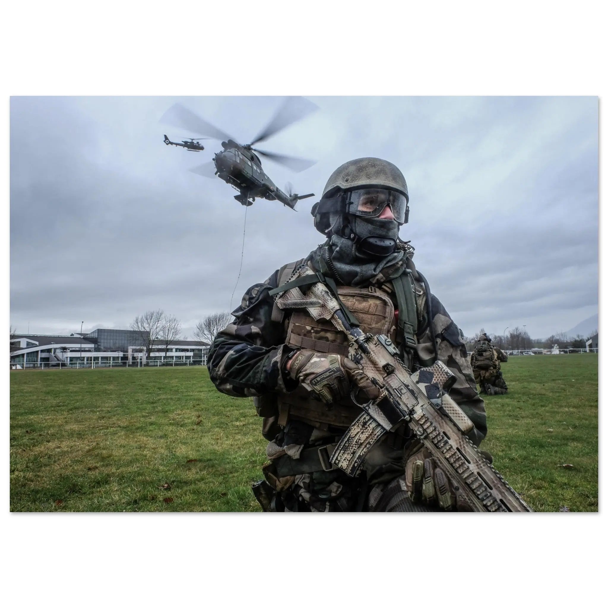 Poster Photo - Un membre du GCM en manoeuvre avec des hélicoptères de l'Alat defense-zone.com