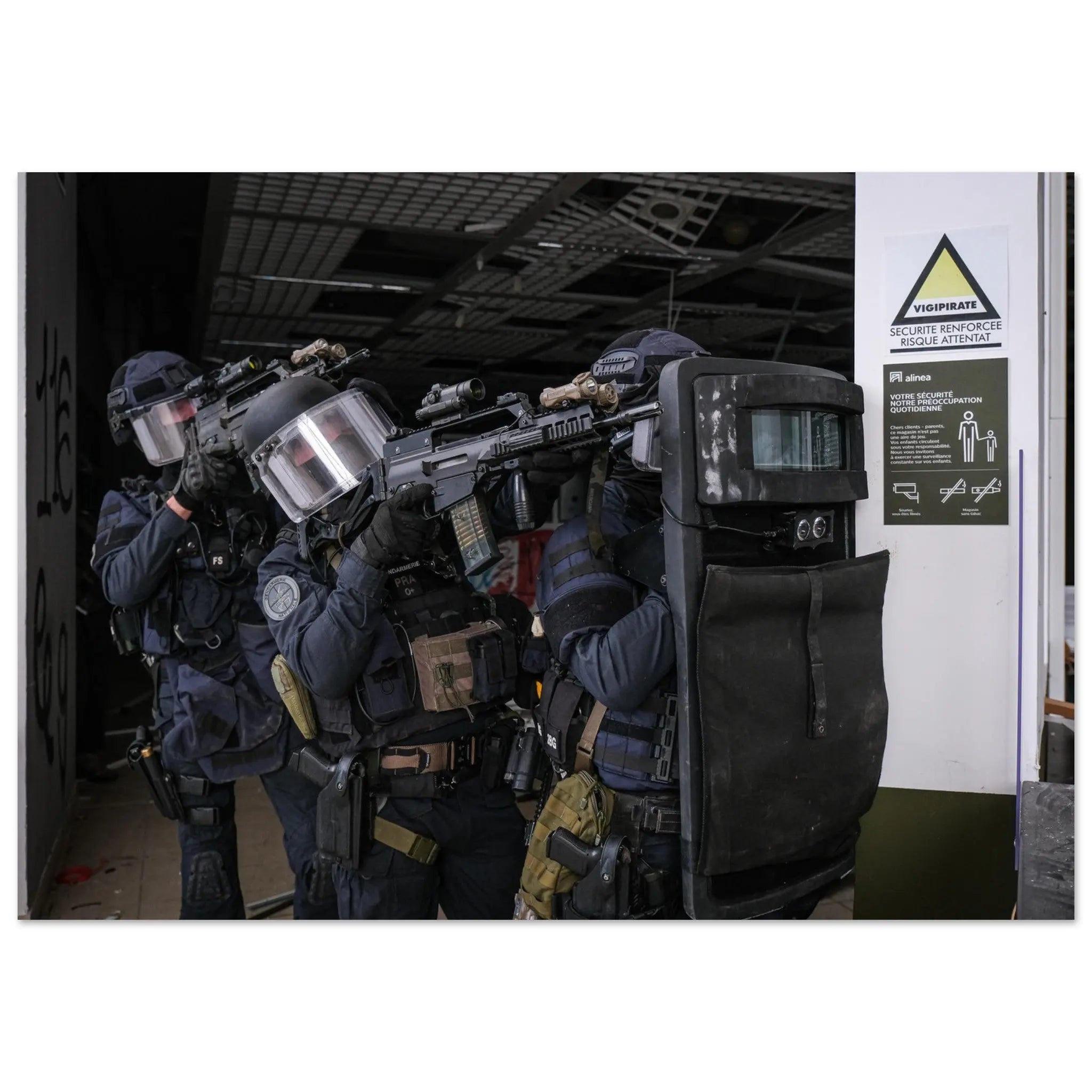 Poster Photo - Opérateurs d'une antenne locale du GIGN defense-zone.com