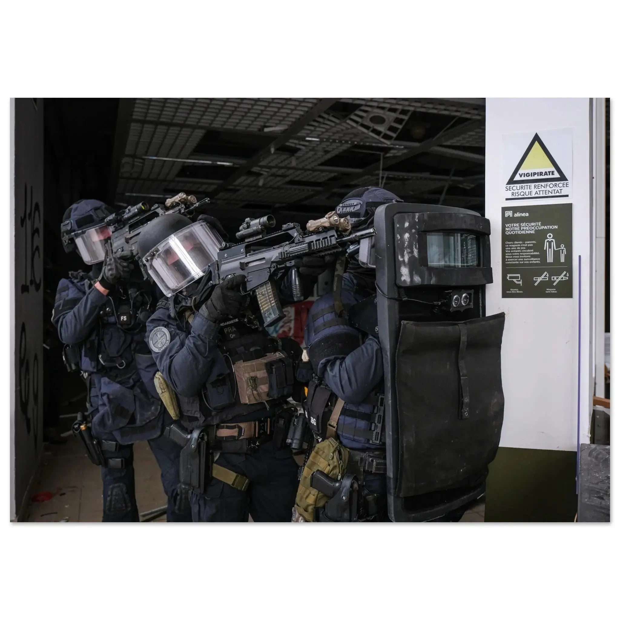 Poster Photo - Opérateurs d'une antenne locale du GIGN (Toulouse) defense-zone.com