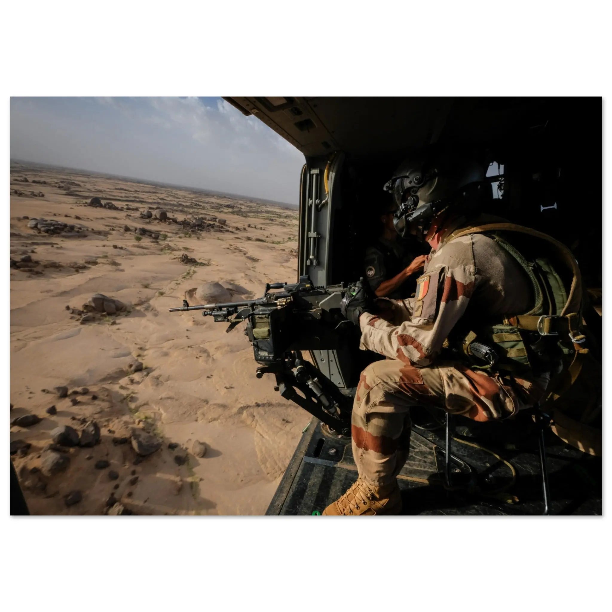 Poster Photo - À bord d'un hélicoptère de combat en pleine opération Barkhane defense-zone.com