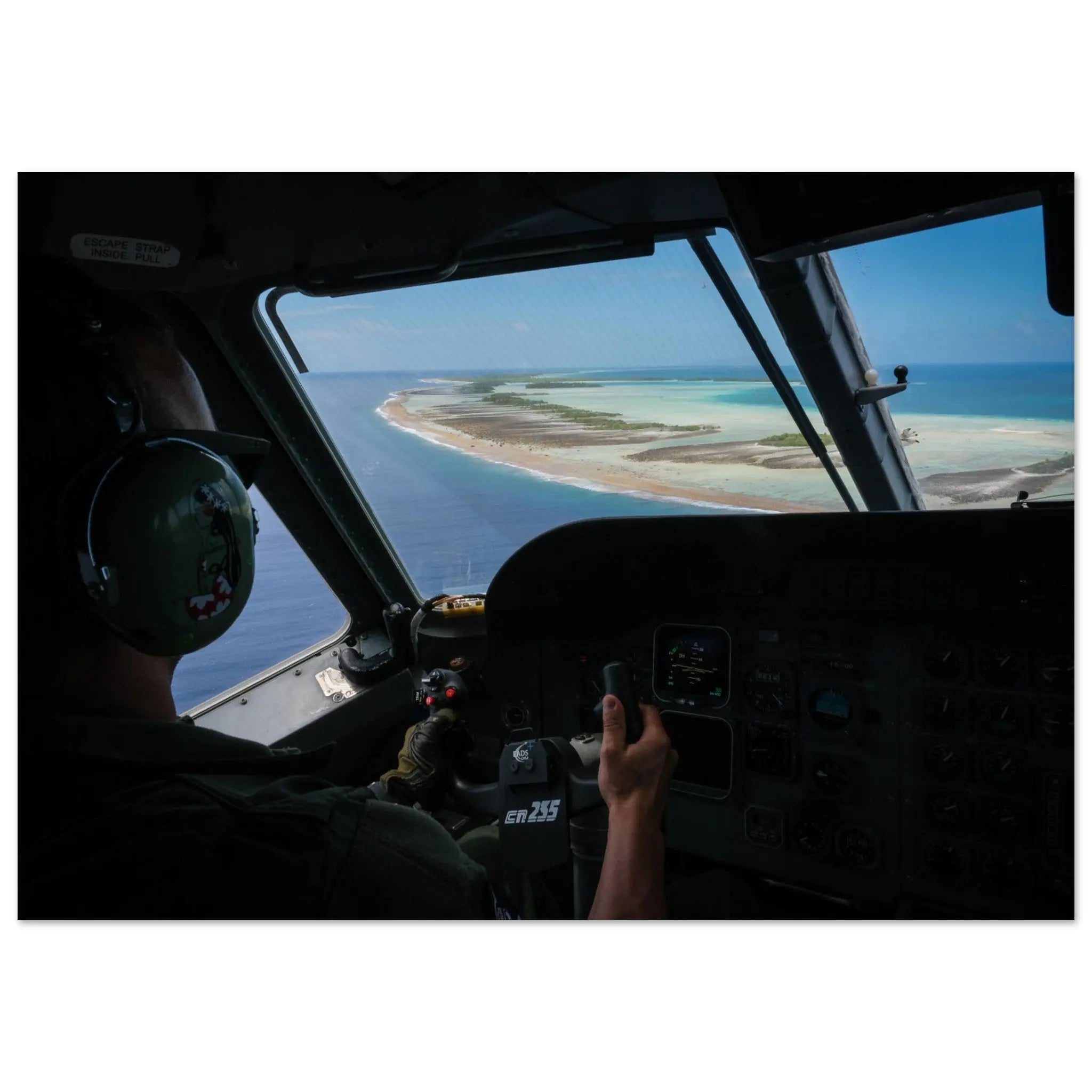 Poster Photo - Survol de Ranguiroa en Polynésie française depuis le cockpit d'un CASA defense-zone.com