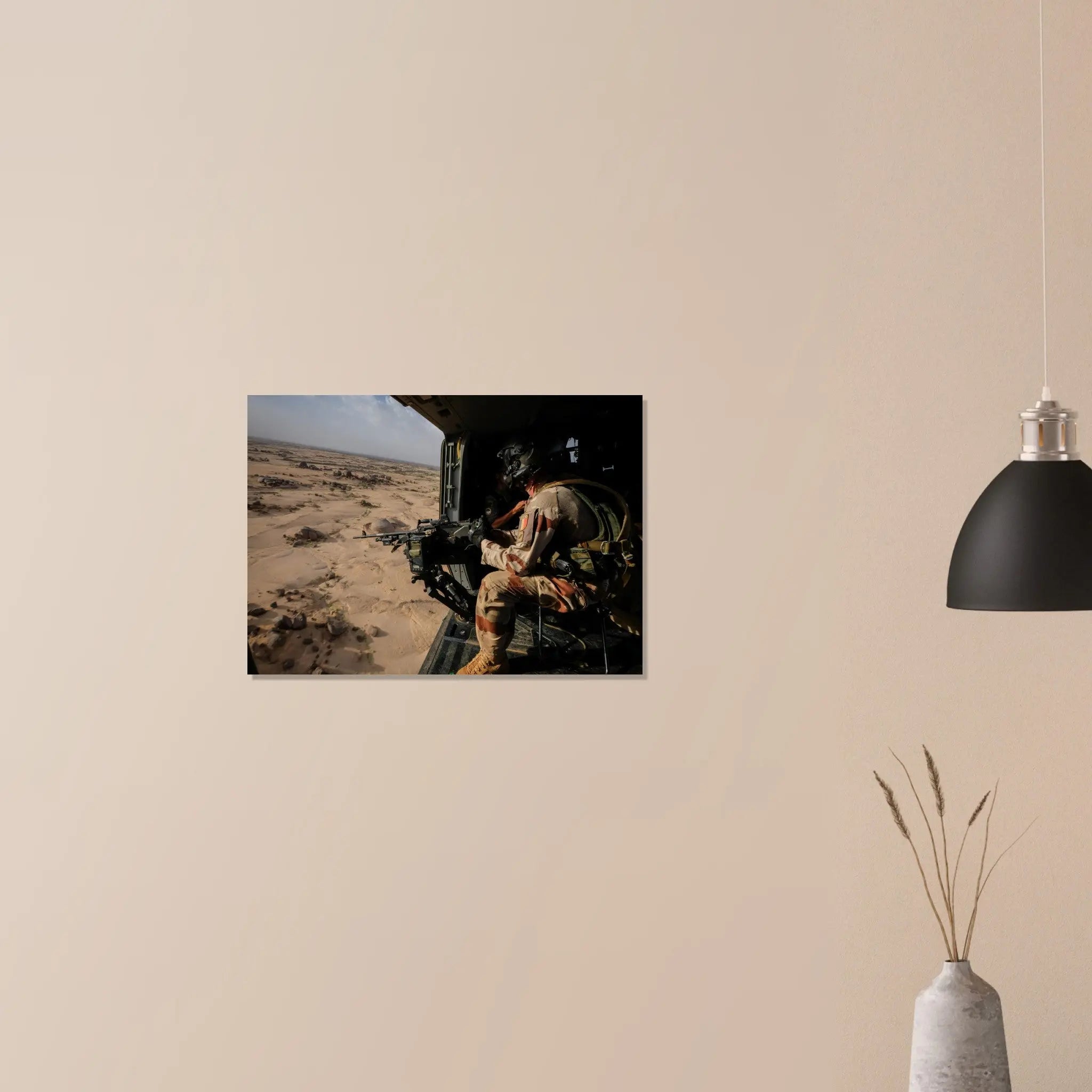 Poster Photo - À bord d'un hélicoptère de combat en pleine opération Barkhane defense-zone.com