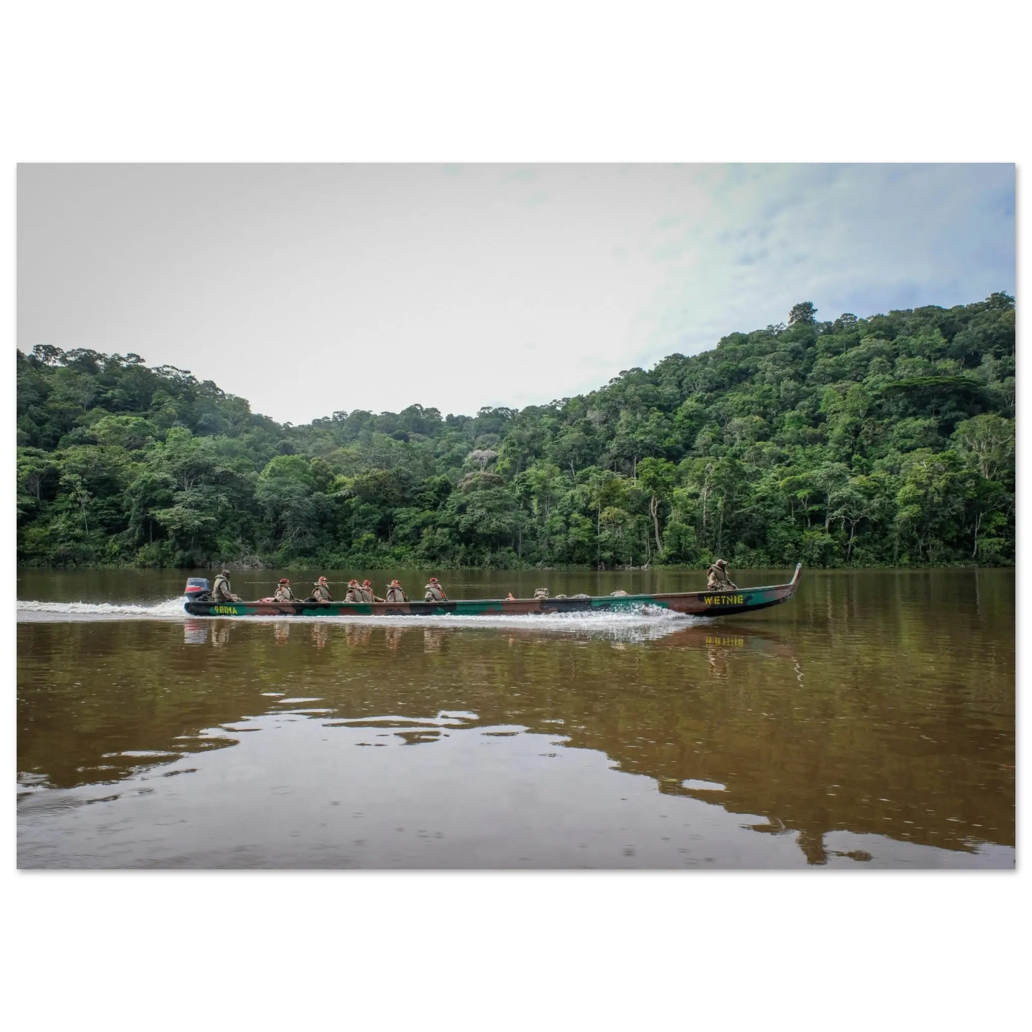 Poster Photo - Une pirogue vogue sur le fleuve maroni en Guyane defense-zone.com
