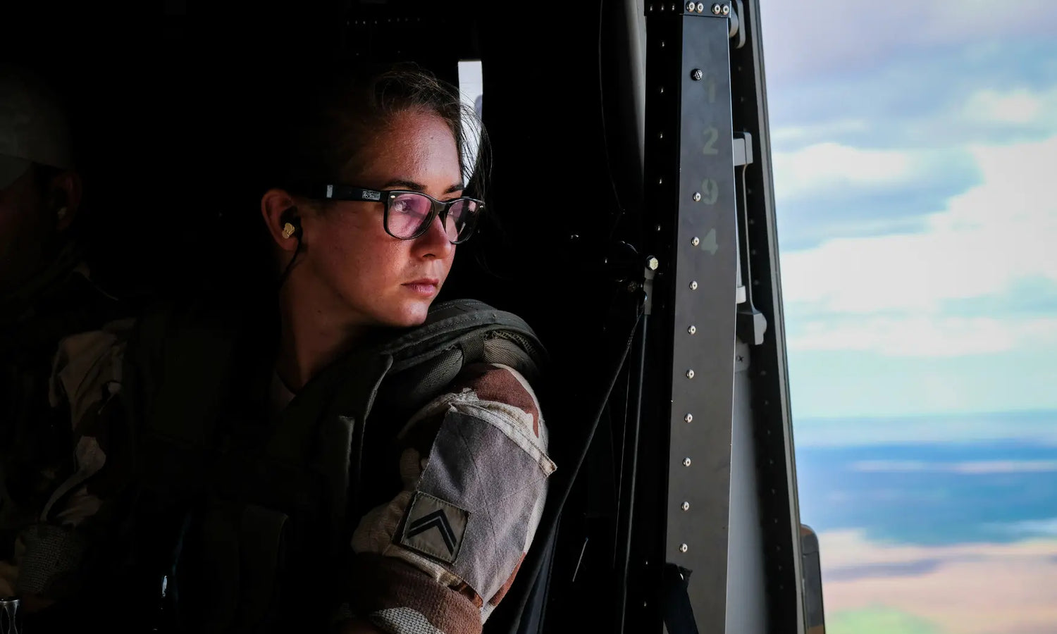 Reconversion après l'armée : droits, dispositifs — et ce que l'institution accompagne vraiment defense-zone.com