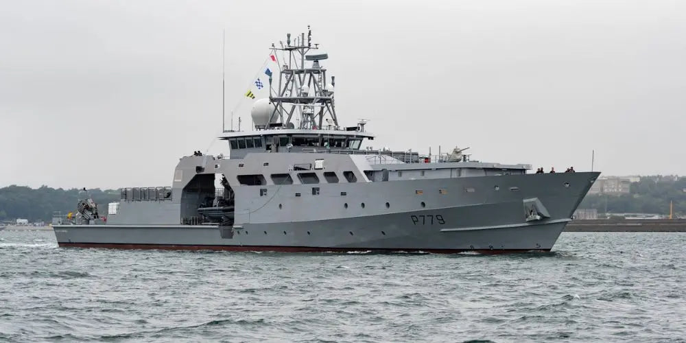Le-POM-Auguste-Bénébig-finalise-son-armement-à-la-base-navale-de-Brest defense-zone.com