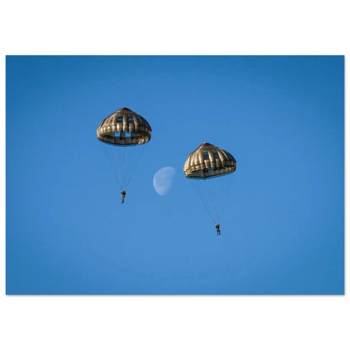 Poster Photo - Brigade parachutiste - saut à l’ETAP avec la lune en fond defense-zone.com