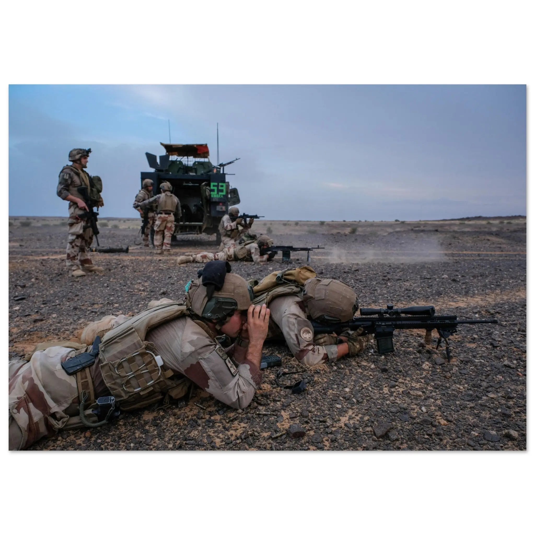 Poster Photo - Séance de tir dans le désert du sahel (opération Barkhane) defense-zone.com