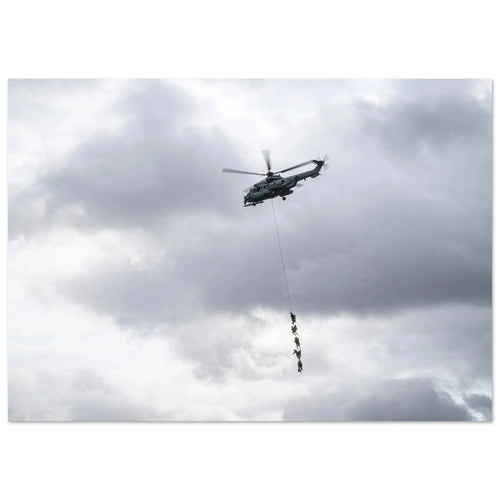 Extraction en grappe sous hélicoptère, forces spéciales — tirage photo