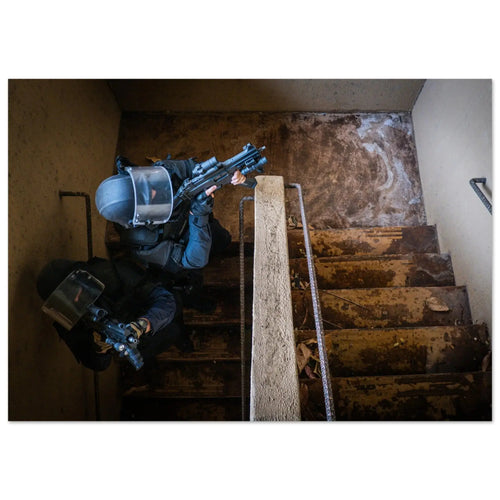 Des opérateurs du GIGN en manœuvre dans un hôtel — tirage photo