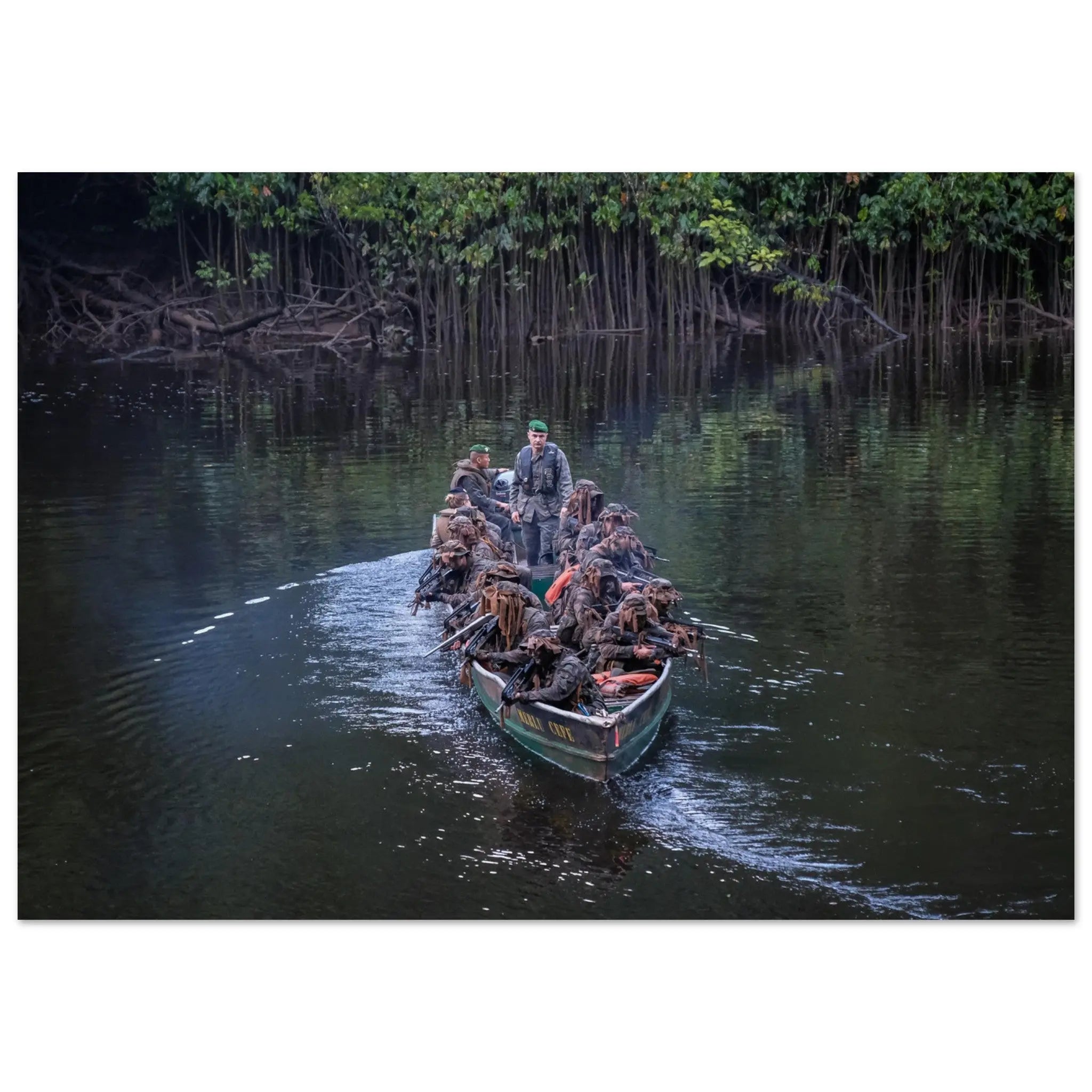 Poster Photo - Légionnaires sur une pirogue dans le cadre d'un stage au CEFE defense-zone.com