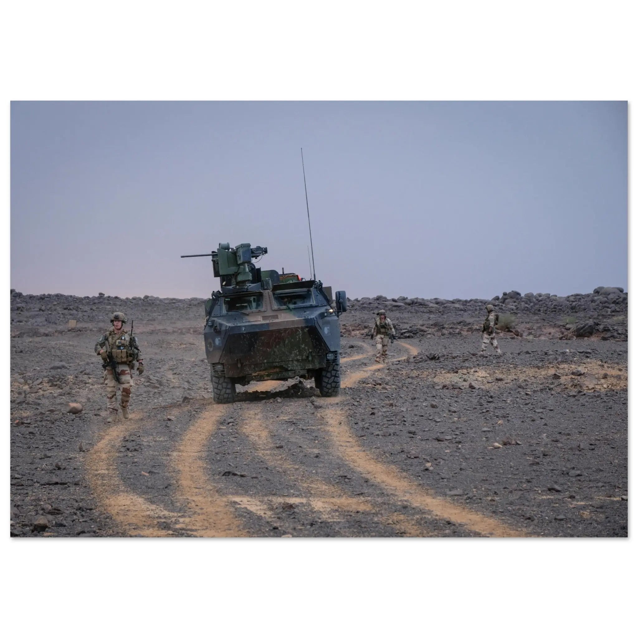 Poster Photo - Patrouille dans le désert de l'Adrar des Ifoghas au Mali defense-zone.com