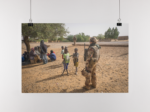 Patrouille Barkhane dans un village du Mali